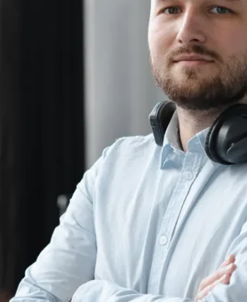 Customer service agent wearing a headset representing AI phone answering