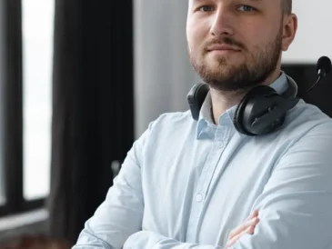 Customer service agent wearing a headset representing AI phone answering